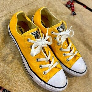 Yellow converse barely worn